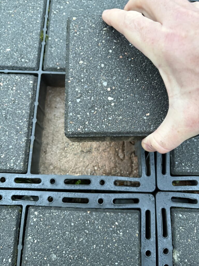 Pavé infiltrant l'eau de pluie